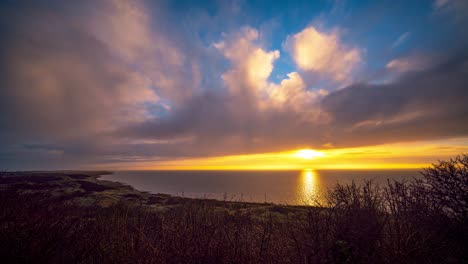 Zeitraffer-Rollender-Wolken-über-Der-Küste-Von-Ameland-Vor-Gelb-orangefarbenem-Sonnenuntergang