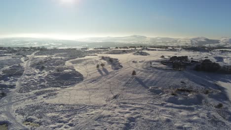 Schneebedeckte-Ländliche-Winterlandschaft-Spur-Fußabdruck-Schatten-Gelände-Luftbild-Absenken-Links