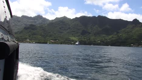 Vista-De-Taiohae-Bay-Desde-Un-Pequeño-Bote,-Nuuk-Hiva,-Islas-Marquesas,-Polinesia-Francesa