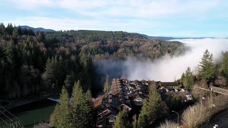 Salish-Lodge-And-Spa-Hotel-Cerca-De-Snoqualmie-Falls-Y-Park-With-Clouds-En-Washington,-Ee.uu.