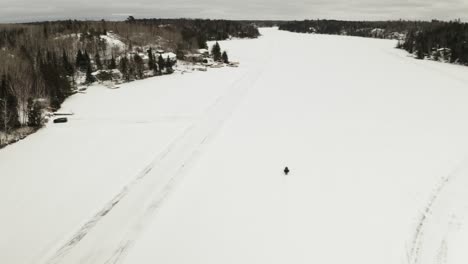 Ein-Schneemobil-Fährt-Entlang-Eines-Zugefrorenen-Sees-In-Der-Arktis-Von-Kanada
