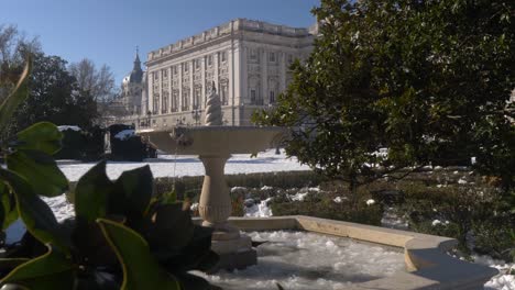 Birds-Dance-on-Frozen-Fountain-In-Front-of-The-Royal-Palace-of-Madrid