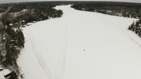 Una-Moto-De-Nieve-Viaja-A-Lo-Largo-De-Un-Lago-Congelado-En-El-ártico-De-Canadá