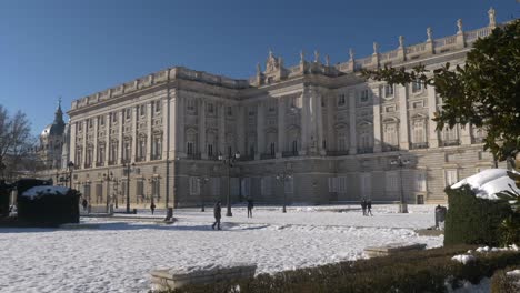 Der-Königliche-Palast-Von-Madrid-Ist-Mit-Schnee-Bedeckt