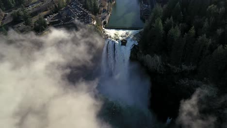 Luftaufnahme-Von-Salish-Lodge-Und-Spa-In-Der-Nähe-Von-Snoqualmie-Falls-Und-River-Im-US-Bundesstaat-Washington
