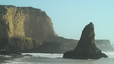 Wellen,-Die-In-Felsformationen-Am-Strand-In-Davenport,-Kalifornien,-Einschlagen