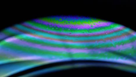 Stabile-4K-Aufnahmen-Von-Seifenballons,-Die-Die-Farben-Der-Makrowelt-Durch-Eine-Mikroskopperspektive-Zeigen