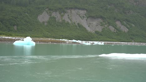 Gletschereis,-Das-Vom-Boot-Aus-Vorbeischwimmt