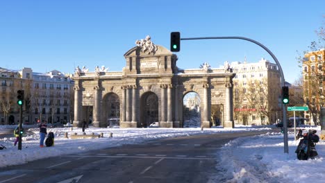 Puerta-de-Alcalá-Stand-Quiet-Due-to-Heavy-Snowfall-in-Madrid