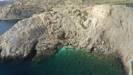 Smooth-footage-of-Neverland-bay,-Ios-near-Magganari-beach,-in-Greece