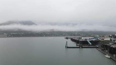 Juneau-Alaska-Mit-Hafen-Und-Stadt-In-Der-Rahmenantenne