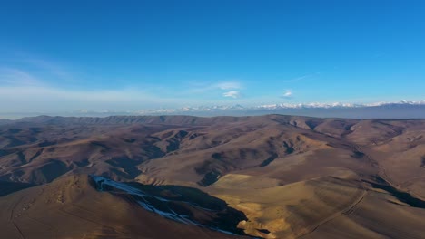 Atemberaubende-Landschaft-Der-Uplistsikhe-Landschaft-Und-Des-Kaukasus-Berges-In-Georgien-An-Einem-Sonnigen-Tag