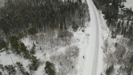 Eine-Ruhige,-Heitere-Winterlandschaft-Eines-Zugschienensystems,-Das-Den-Gefrorenen-Kanadischen-Borealen-Wald-Durchschneidet