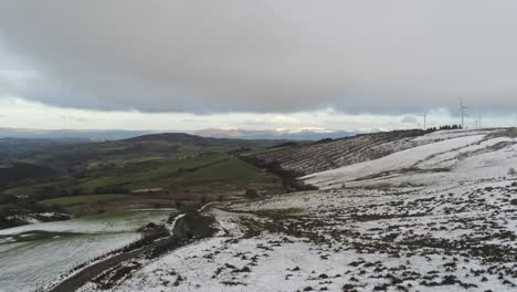 Schneebedeckte-Ländliche-Wintertallandschaft-Antenne-Landwirtschaftliche-Ackerlandlandschaft-Linksschwenk