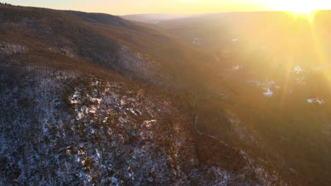 Fliegen-über-Ein-Großes-Schneebedecktes-Bergtal-Während-Des-Sonnenuntergangs-Im-Winter