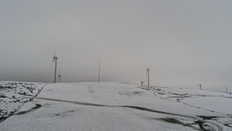 Winterberg-Landschaft-Windkraftanlagen-Auf-Ländlichen-Hochland-Luftbild-Kalt-Blizzard-Valley-Hang