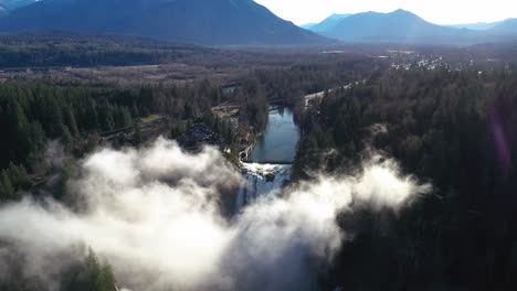 Atemberaubende-Luftaufnahme-Von-Snoqualmie-Fällt-Mit-Nebel-In-Washington-An-Einem-Sonnigen-Tag,-Nach-Oben-Kippen,-Zeitlupe