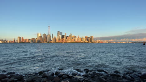Ein-Blick-Auf-Die-Skyline-Von-New-York-City-Und-Den-Hudson-River-Bei-Sonnenuntergang