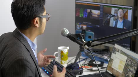 Asia-Man-Transmite-En-Vivo-Usando-Software-Y-Configuración-De-Micrófono