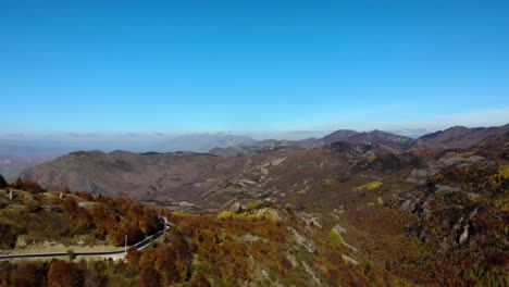 Paisaje-Colorido-Con-Montañas-Y-Follaje-Marrón-Amarillo-Y-Cielo-Azul-En-El-Camino-A-Dardha,-Albania