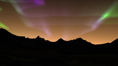 Dunkle-Berge-Mit-Aurora-Hintergrund