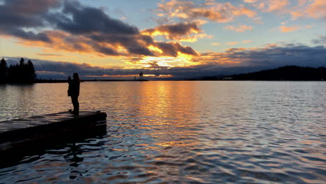 Frau-Fotografiert-Den-Sonnenuntergang-Am-Lake-Superior