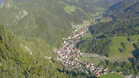 Abschüssiges-Tal-Siedlungsstadt-Gemeinde-Crna-Na-Koroskem-Slowenien