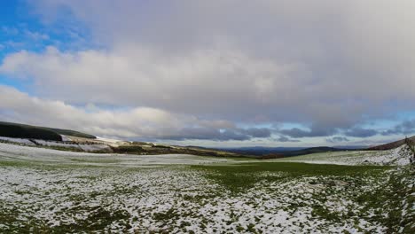 Schneebedeckter-Zeitraffer-Ländliche-Wintertallandschaft-Wolkengebilde-Landwirtschaftliche-Ackerlandlandschaft