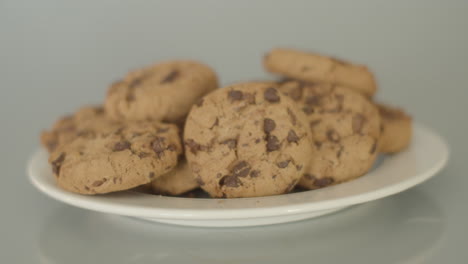 Dolly-Aus-Chocolate-Chip-Cookies-Auf-Einem-Weißen-Teller
