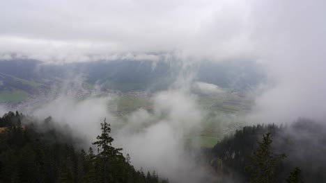Ein-Alpines-Tal-Ist-Durch-Niedrige-Wolken-Kaum-Sichtbar