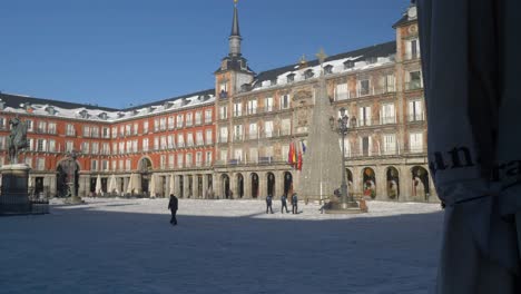 Schneesturm-Verlässt-Plaza-Mayor,-Madrid,-Mit-Schnee-Bedeckt