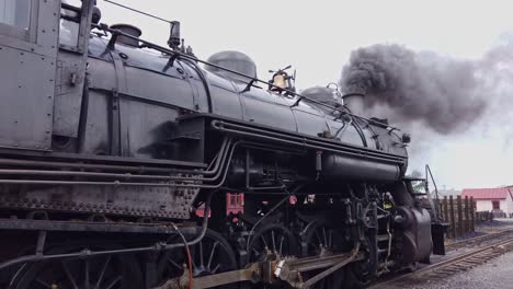 Nahaufnahme-Einer-Dampflokomotive,-Die-An-Einem-Bewölkten-Tag-Auf-Einem-Seitensporn-Warnt