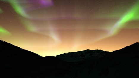 Dunkle-Berggipfel-Mit-Bunten-Polarlichtern-Am-Himmel