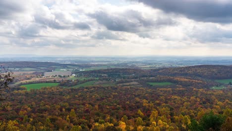 Ein-Blick-Auf-Die-Schönen-Herbstfarben-über-Der-Bewaldeten-Landschaft-Aus-Einem-Hohen-Winkel