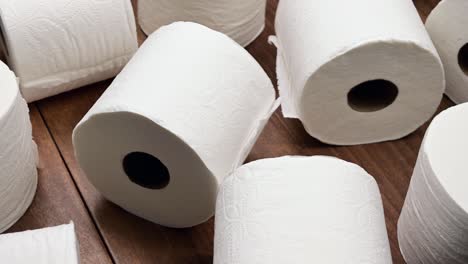 Toilettenpapierrollen-Auf-Holzoberfläche