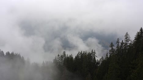 El-Vapor-De-La-Nube-Que-Se-Mueve-Lentamente-Oscurece-Las-Montañas-En-Este-Valle-En-Los-Alpes
