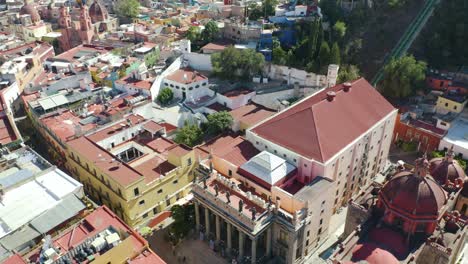 Bird's-Eye-Circling-View-of-Teatro-Juarez-in-Guanajuato-City,-Mexico