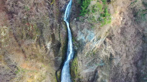 Aufsteigende-Drohnenaufnahme-Des-Wasserfalls-An-Der-Hängebrücke-Kokonoe-Yume-Otsurihasi