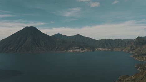 Vista-Aérea-De-Drones-Del-Lago-De-Atitlán-Y-Los-Hermosos-Volcanes-Que-Lo-Rodean-En-Guatemala