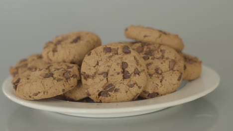Dolly-Links-Von-Chocolate-Chip-Cookies-Auf-Einem-Weißen-Teller