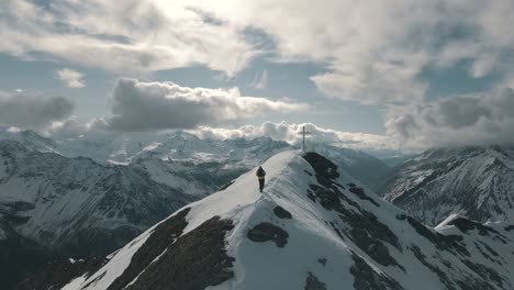 Un-Montañero-Sube-A-La-Cumbre-A-Través-De-La-Nieve---Alpes-Italianos-En-El-Tirol-Del-Sur