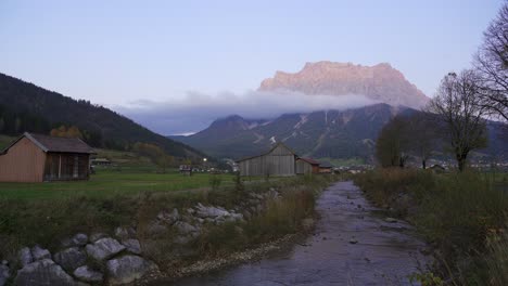 Niedrige-Wolke-Verdeckt-Den-Berg-Der-Zugspitze-In-Den-Alpen