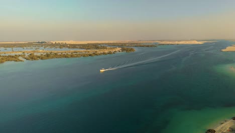 Drohne-Antenne-Weißes-Motorboot-Segelt-über-Tropisches-Flusswasser-Im-Nahen-Osten