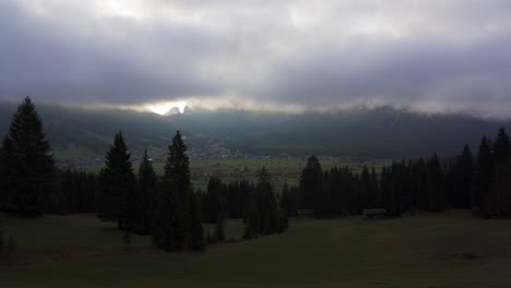 Low-cloud-hangs-over-the-valley-as-the-sun-tries-to-break-through
