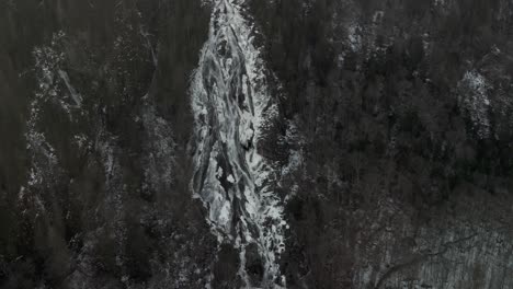 Malerischer-Blick-Auf-Eiswasserfälle,-Die-Während-Der-Wintersaison-Von-Hügeln-Im-Vallee-Bras-du-nord,-Saint-raymond,-Kanada-Fließen