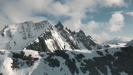 Luftaufnahmen-Einer-Person,-Die-Im-Winter-Vor-Einem-Markanten-Gipfel-Steht---Südtiroler-Alpen