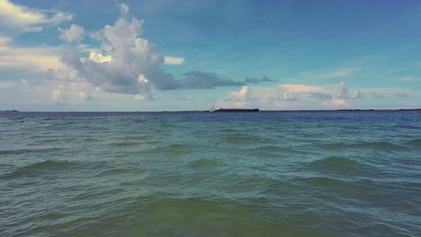 Barco-Saliendo-Del-Golfo-De-México-Desde-La-Bahía-De-Tampa