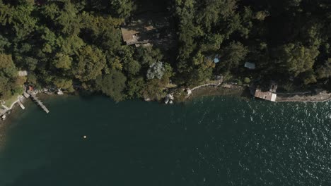 Drohne-Aus-Der-Luft-Von-Oben-Auf-Den-Grünen-Wald-Und-Den-Blauen-See-Atitlan-In-Guatemala