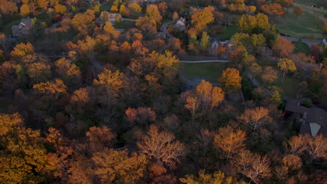 Schöne-Bäume-In-Ladue-Am-Höhepunkt-Herbstfarbe-Bei-Sonnenuntergang-Mit-Spur-Links,-Um-Kirche-Mit-Kirchturm-Zu-Enthüllen