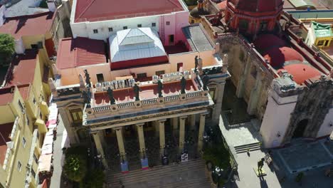 Vista-Aérea-De-Arriba-Hacia-Abajo-Del-Teatro-Juárez-En-La-Ciudad-De-Guanajuato,-México